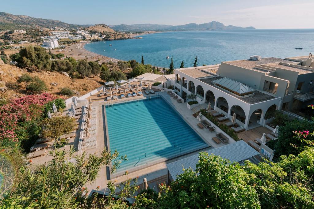 uma vista aérea de uma villa com piscina em Lindos Mare, Seaside Hotel em Líndos