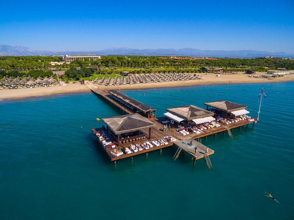 uma vista aérea de uma doca na água com uma praia em Gloria Serenity Resort em Belek