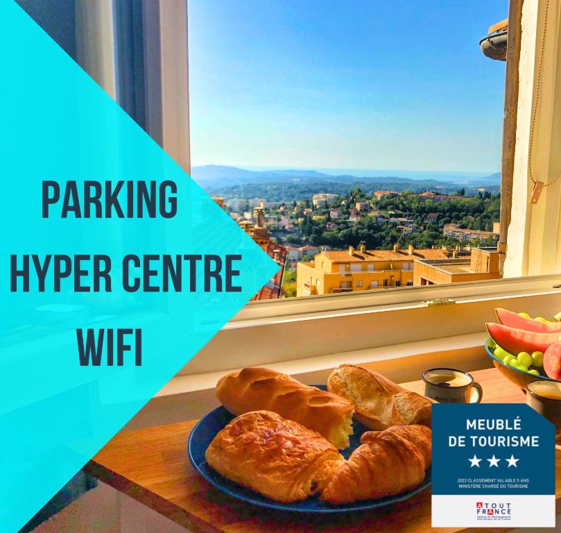 un piatto di dolci su un tavolo accanto a una finestra di Parking Privé - Vue mer - WiFi - Centre Historique a Grasse