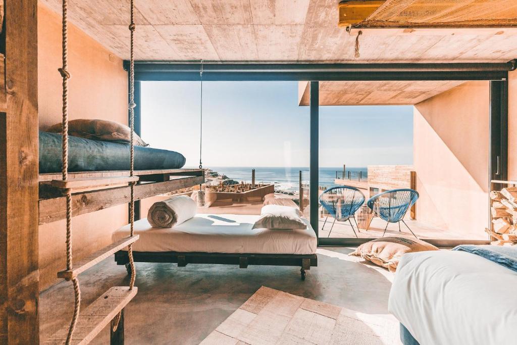 Uma área de estar em Noah Surf House Portugal