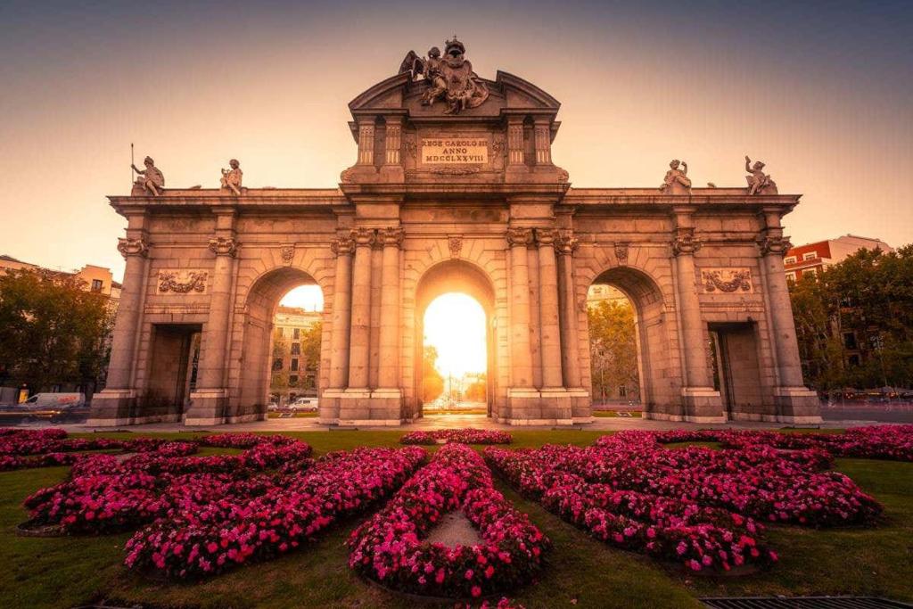 un grand bâtiment avec un bouquet de fleurs roses dans l'établissement Hostel Las Rosas, à Madrid