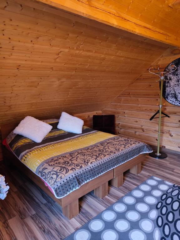 Posto letto in camera con soffitto in legno. di Lake House Villa pas Eugenija a Migiškiai