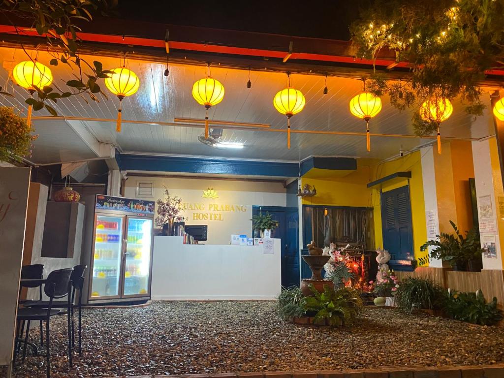 une façade de magasin avec des murs et des lumières jaunes et bleus dans l'établissement Luang Prabang Hostel, à Luang Prabang