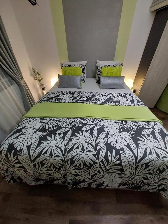 Una cama o camas en una habitación de Apartmány Freesia