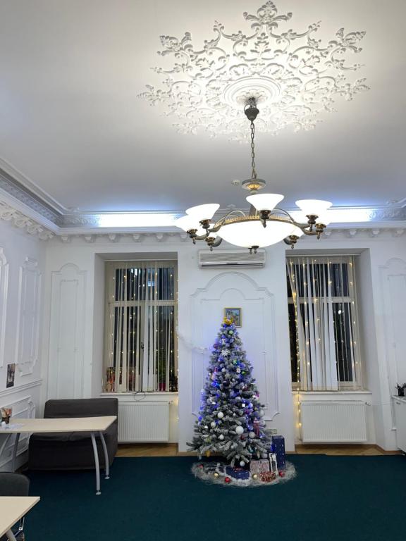 uma árvore de Natal numa sala com um lustre em Центрум Апартаментс em Lviv