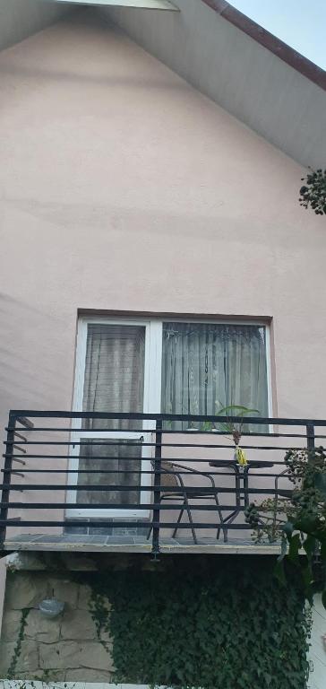 d'un balcon avec un banc devant une fenêtre. dans l'établissement Три горішки, à Yaremtche