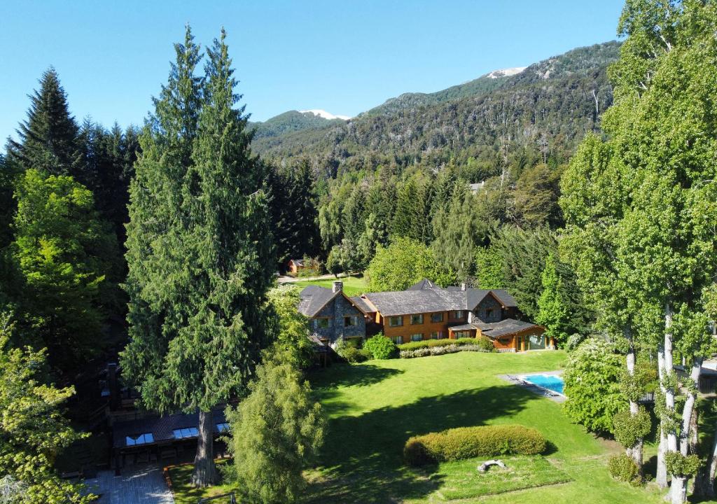 ビージャ・ラ・アンゴストゥーラにあるLa Escondida Casa De Huespedes & Spaの山の家屋風景