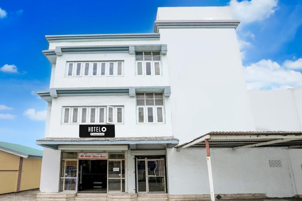 un bâtiment blanc avec un panneau indiquant lifeo dans l'établissement Super Hotel O Padampura Near Railway Station formerly Shree Maya, à Aurangabad