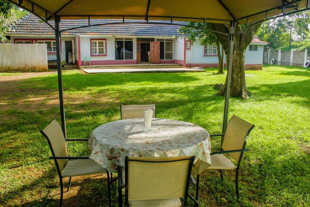 een tafel en stoelen onder een tent in een tuin bij Mirok Gardens Kisumu in Kisumu