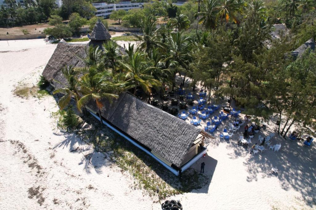 eine Luftansicht eines Resorts am Strand in der Unterkunft The New Big Tree Beach Resort in Mombasa