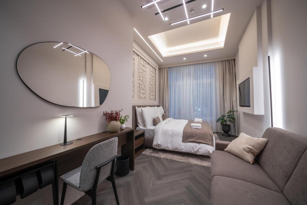 Un pat sau paturi într-o cameră la Jumeirah Suites Budapest