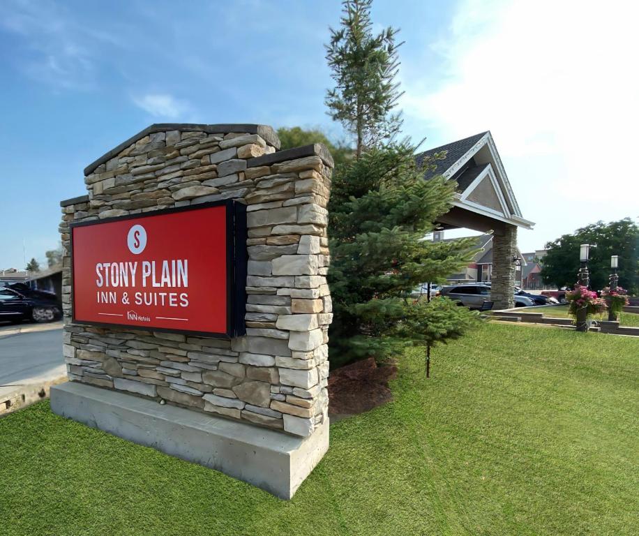 een bord voor een storm plan herberg en suites bij Stony Plain Inn & Suites in Stony Plain