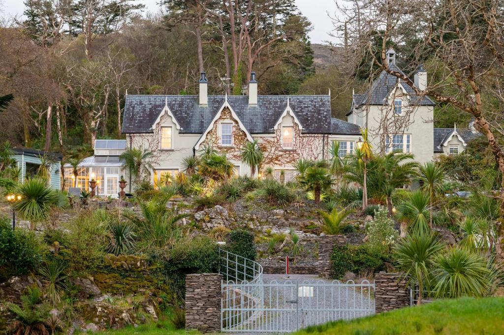 una casa con giardino di fronte di Kells Bay House and Gardens a Kells