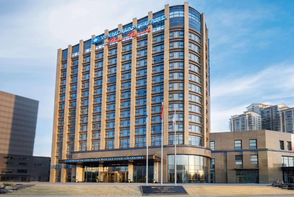 un edificio de hotel alto con muchas ventanas en Wyndham Grand Plaza Royale Lugu Changsha, en Changsha