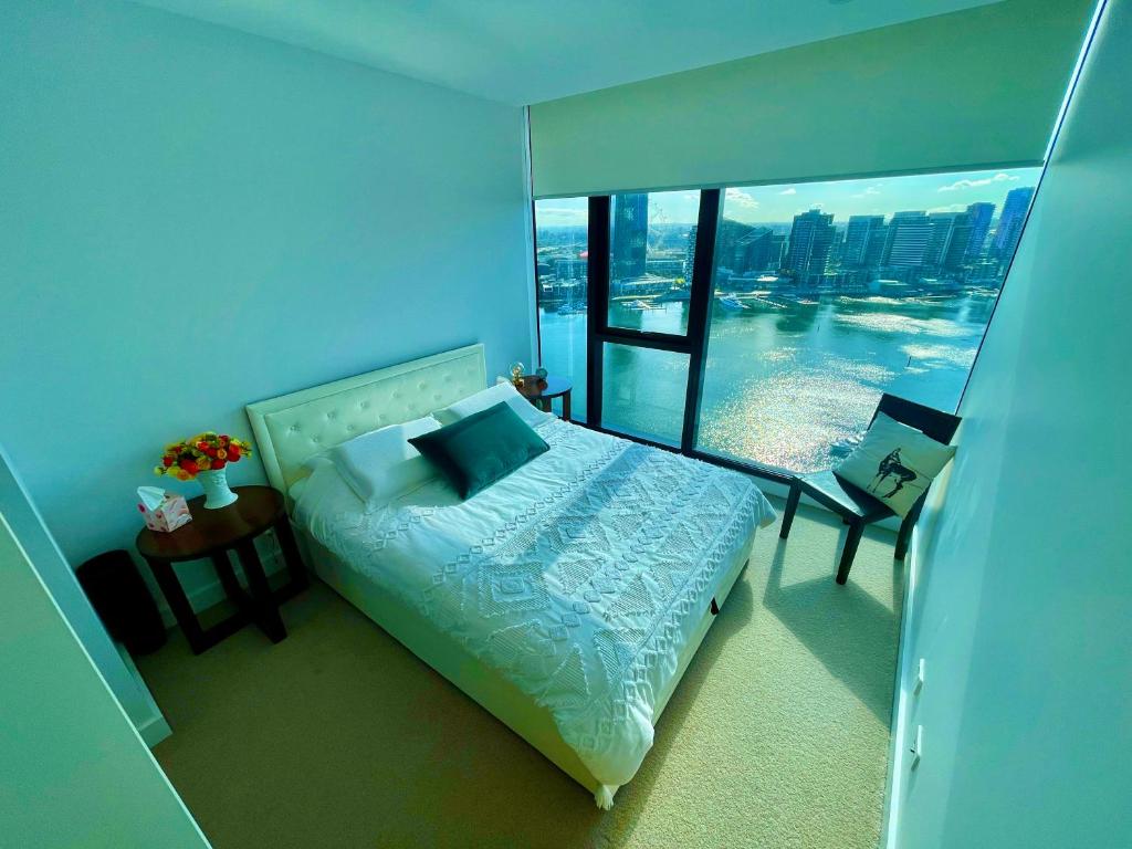 um quarto com uma cama e vista para a cidade em Yarra Accommodation with new Private Apartment em Melbourne