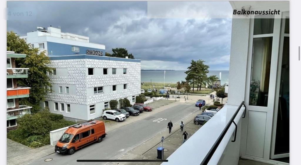 Vistas a una calle con un edificio y un camión en Direkt am Strand in Scharbeutz, en Scharbeutz