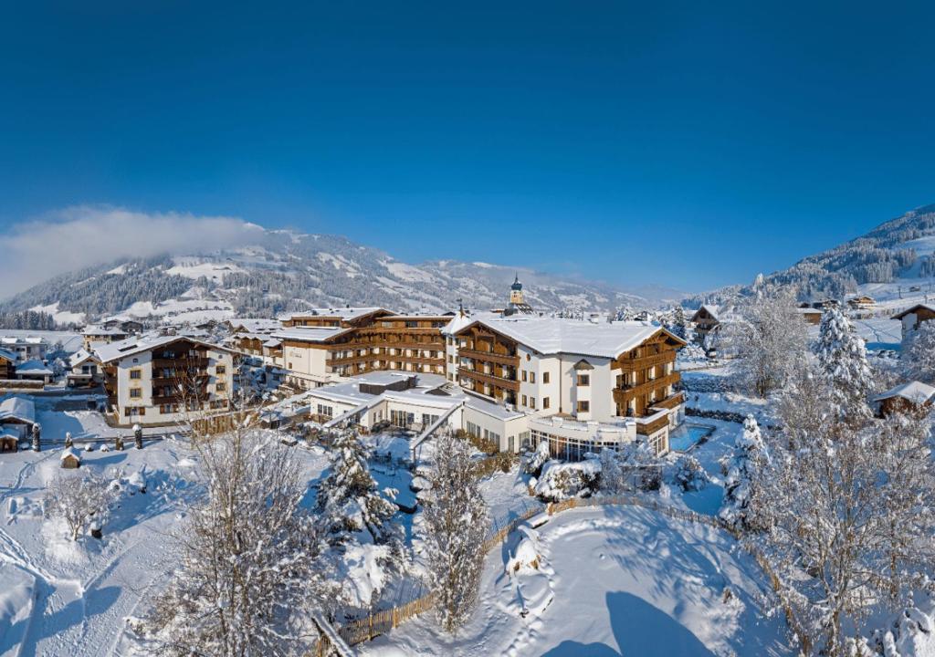 widok z góry na ośrodek w śniegu w obiekcie Landhotel Schermer w mieście Westendorf