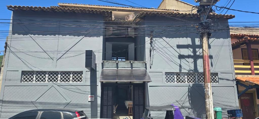 uma casa branca com muitos fios em Pousada Terra Do Sol em Arraial do Cabo