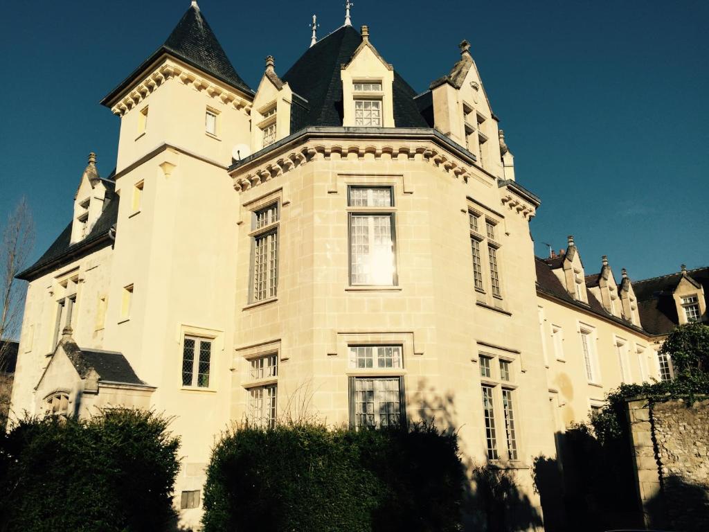 un grande edificio bianco con una torre in cima di Le Castel Ecossais a Senlis