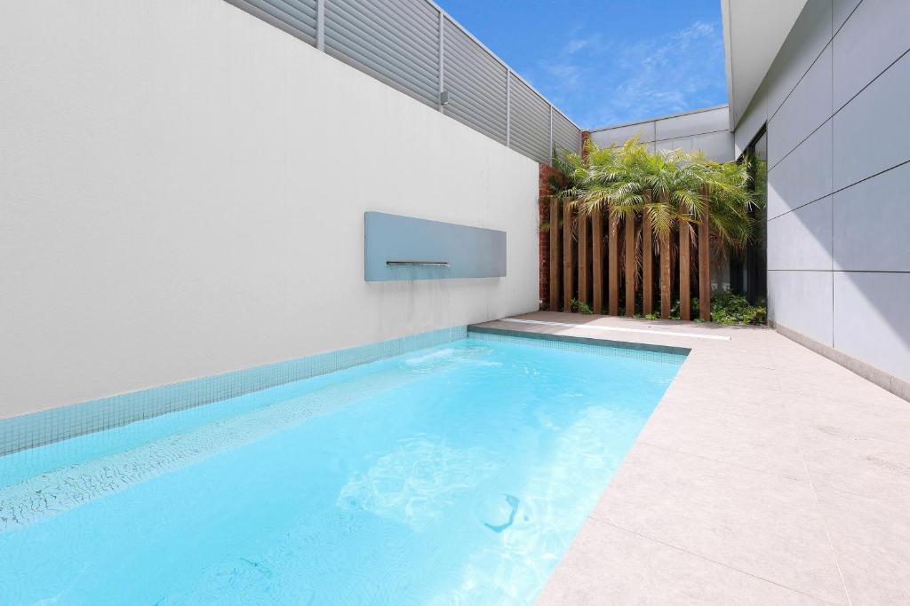 Swimmingpoolen hos eller tæt på Frankie Luxury pool house Geelong Sleeps 12 Close to GMHBA cafes restaurants shops schools