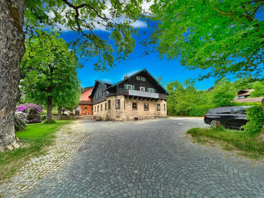 una grande casa su un vialetto di ciottoli di WAGNERS Hotel im Fichtelgebirge a Warmensteinach