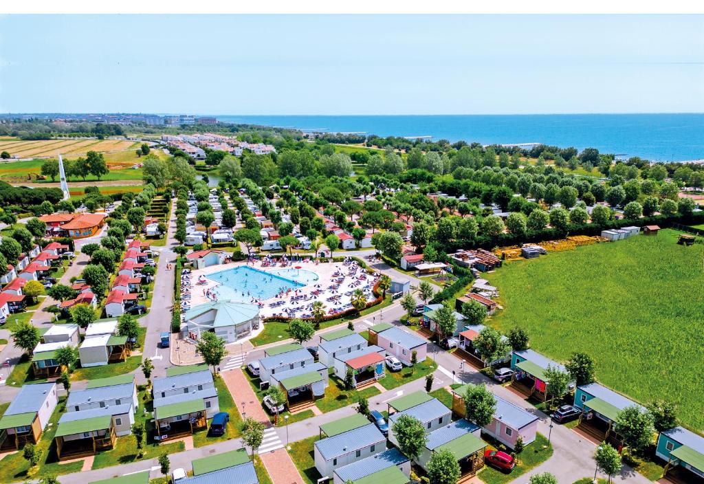 una vista aérea de un complejo con piscina en Camping Marelago, en Caorle