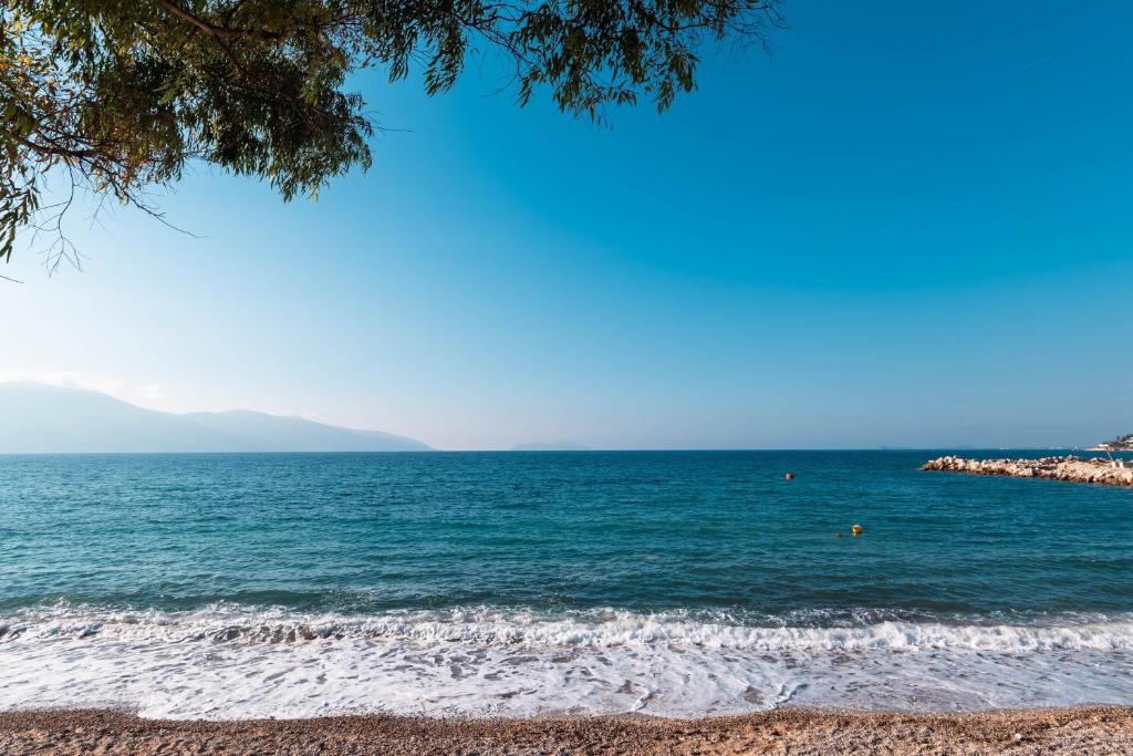 - une vue sur l'océan depuis la plage dans l'établissement Mazarine Hotel, Vlorë, Albania, à Vlorë