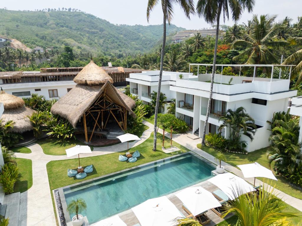 einen Luftblick auf ein Resort mit einem Pool in der Unterkunft Sikara Lombok Hotel in Kuta Lombok