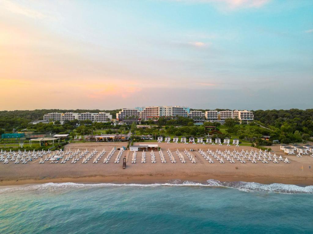 una vista aérea de una playa con sillas y sombrillas en Akra Sorgun Tui Blue Sensatori - Ultra All Inclusive, en Side