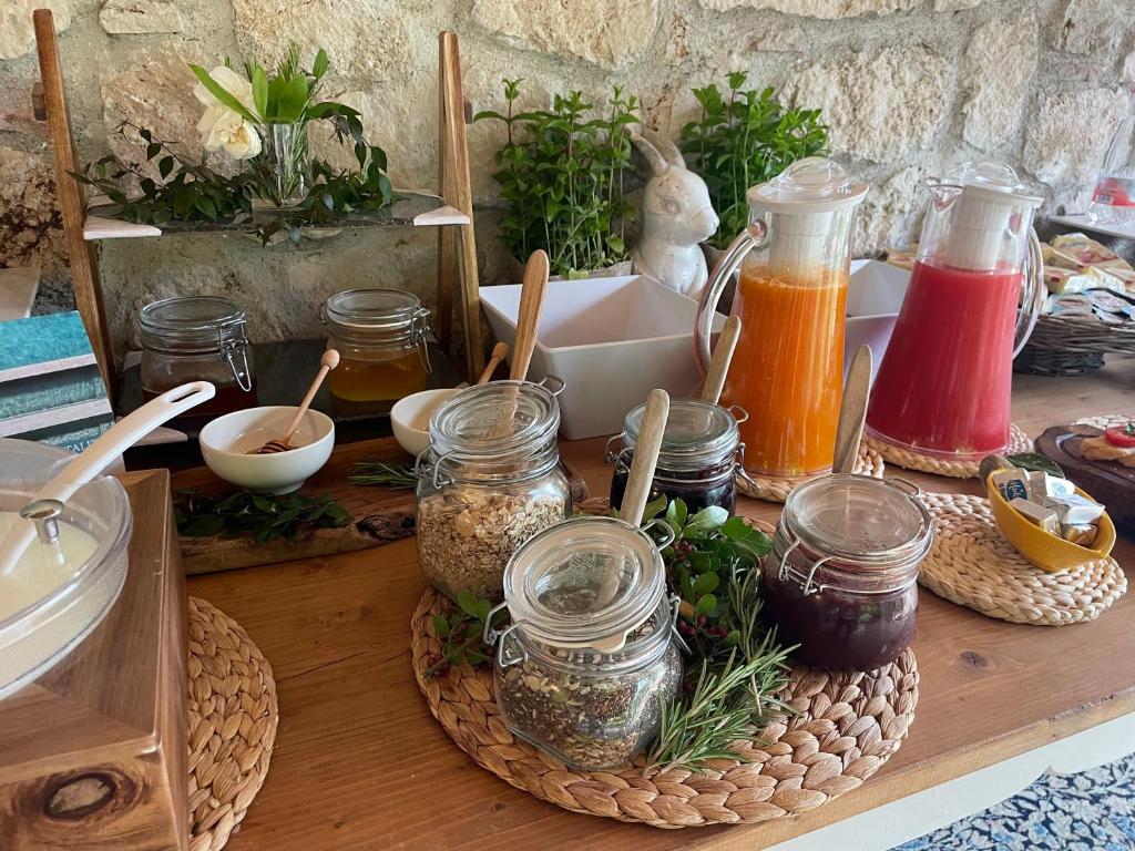 una mesa de madera con tarros de condimentos. en Saturnia Country Villas, en Saturnia