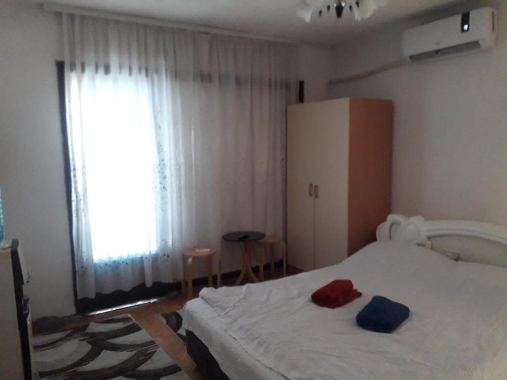 ein Schlafzimmer mit einem weißen Bett und einem Fenster in der Unterkunft Rooms Struga in Struga