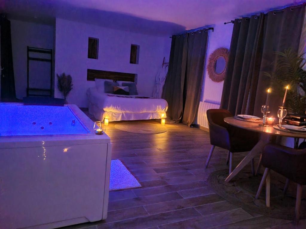 L'ÉVASION ROMANTIQUE Suite de luxe Spa privé 20 min Paris et 10 min Enghien les bains में एक कमरे में एक या कई बेड