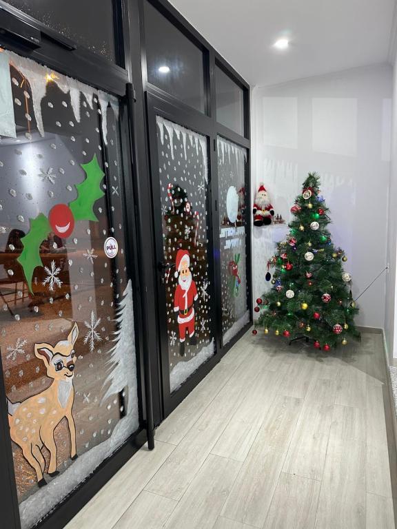 uma sala de Natal com uma árvore de Natal na parede em Aral Hostel em Berati