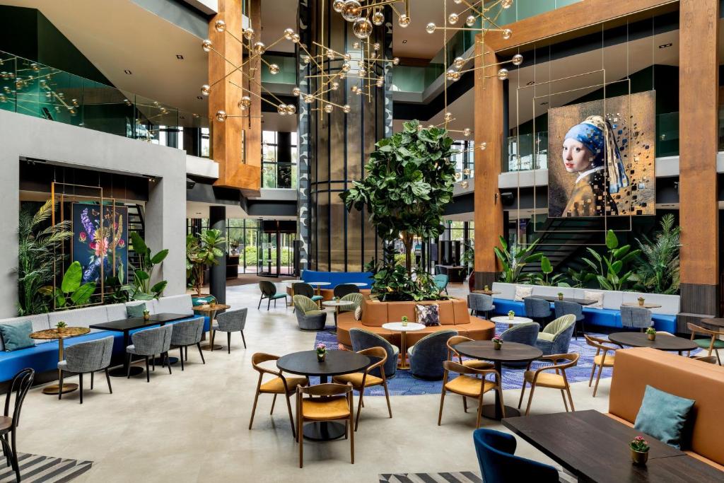 Et sittehjørne på Corendon Amsterdam Schiphol Airport, a Tribute Portfolio Hotel