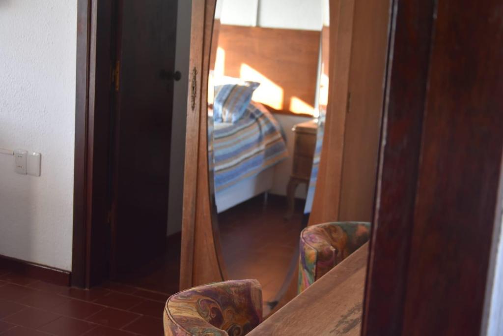 ein Spiegelreflex aus einem Schlafzimmer mit einem Bett in der Unterkunft cuatro lunas hotel in Punta Del Diablo