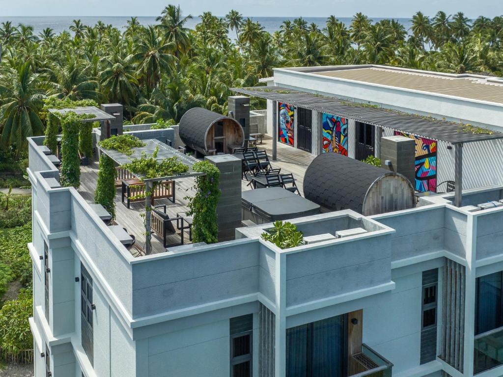 eine Luftansicht eines Gebäudes mit Pflanzen auf den Dächern in der Unterkunft Ataraxis Grand and Spa Fuvahmulah in Fuvahmulah