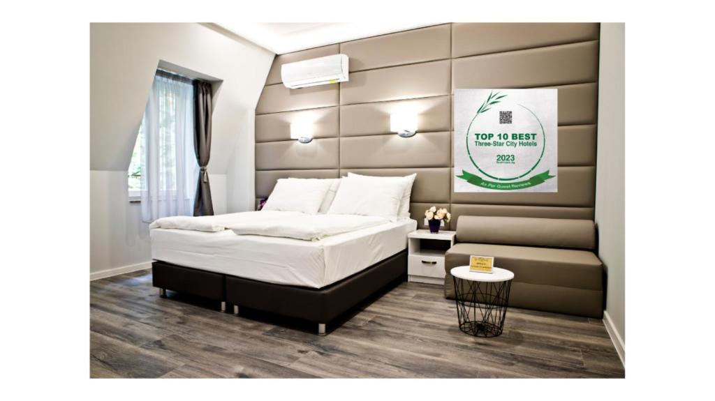 Giường trong phòng chung tại Plovdiv City Center Hotel