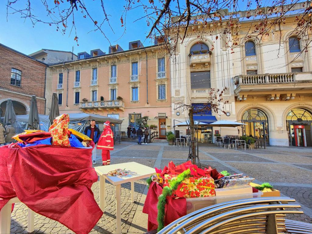 une rue avec des tables et des chaises devant un bâtiment dans l'établissement Locanda San Paolo, à Monza