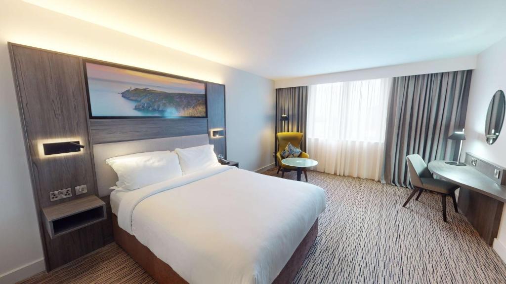 um quarto de hotel com uma cama e uma secretária em Radisson Blu Hotel Dublin Airport em Cloghran