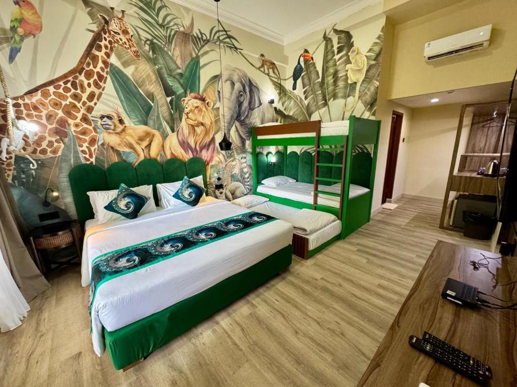 1 dormitorio con 1 cama con un mural de jirafas en Marine Bay Sanur, en Sanur