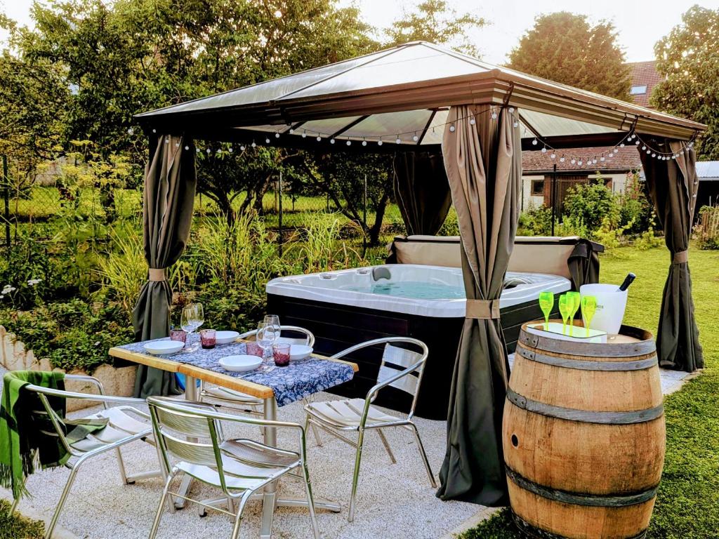 Taman di luar Le Cémarose: spa, jardin, terrasse et jolie vue au cœur d'Epernay