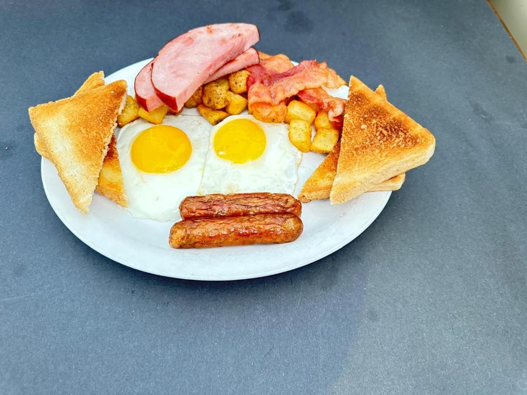 ein Frühstücksteller mit Eierwurst und Toast in der Unterkunft Motel 6-Moncton, NB in Moncton