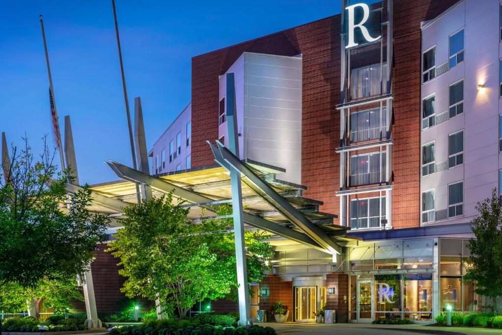 un edificio con un cartello sulla parte anteriore di Renaissance Boston Patriot Place Hotel a Foxborough