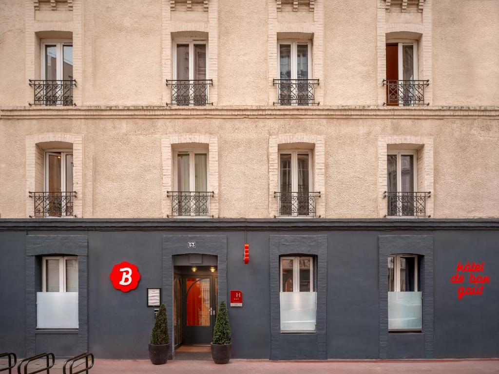 um grande edifício com uma porta em frente em Hôtel Biskui em Levallois-Perret