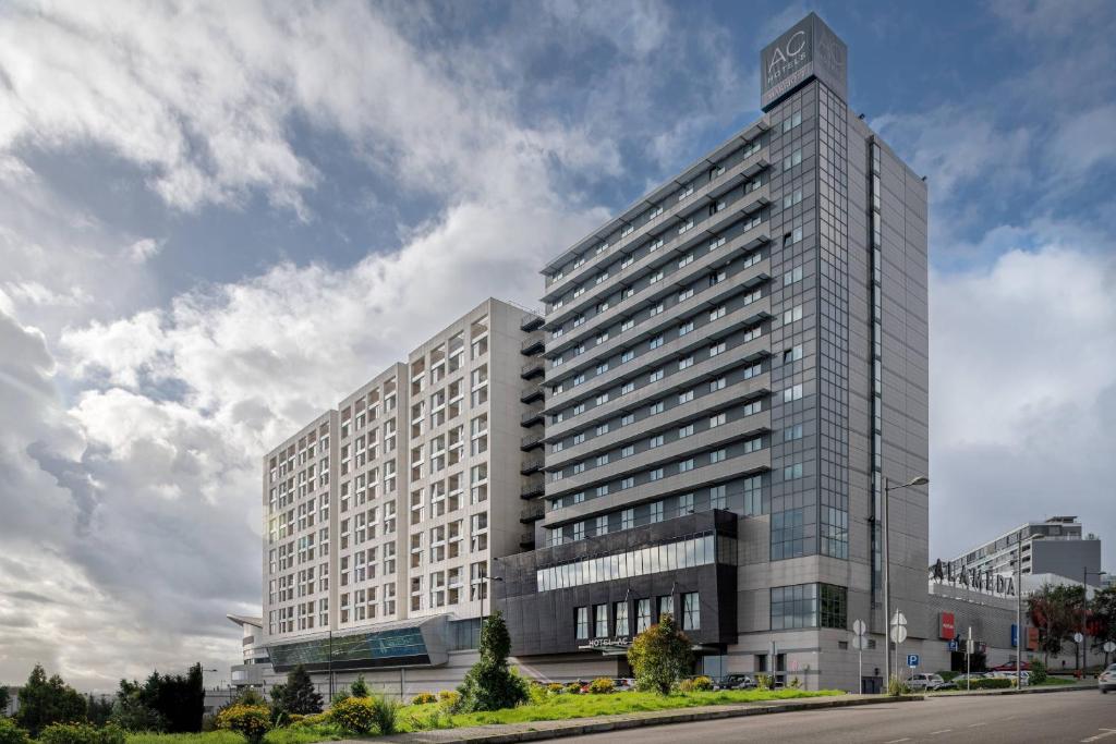 um edifício alto com um relógio em cima em AC Hotel Porto by Marriott no Porto