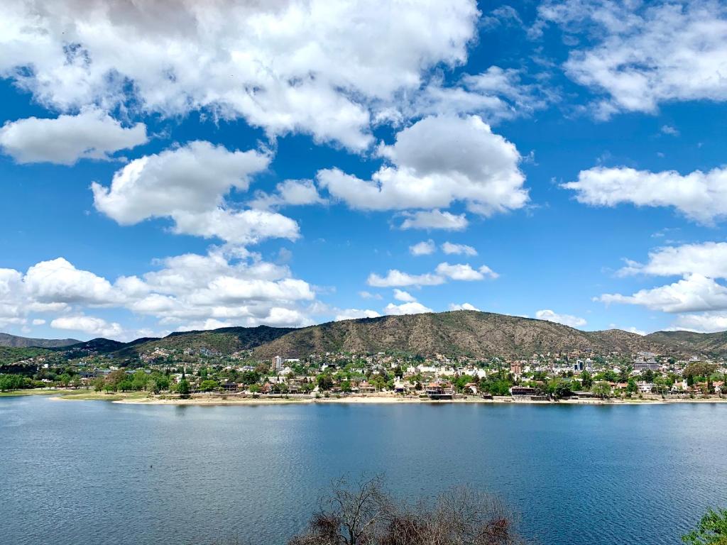 mit Blick auf einen See mit Stadt und Berge in der Unterkunft casas lake in Villa Carlos Paz