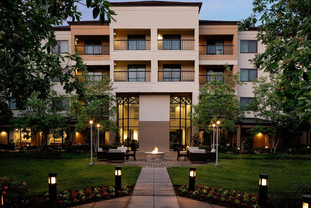 Un jardín fuera de Courtyard by Marriott Springfield