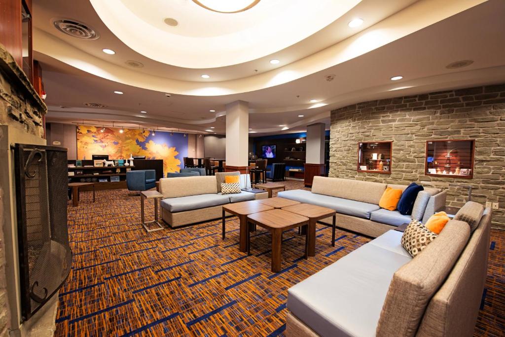 una hall con divani, tavoli e un camino di Courtyard by Marriott Halifax Downtown a Halifax