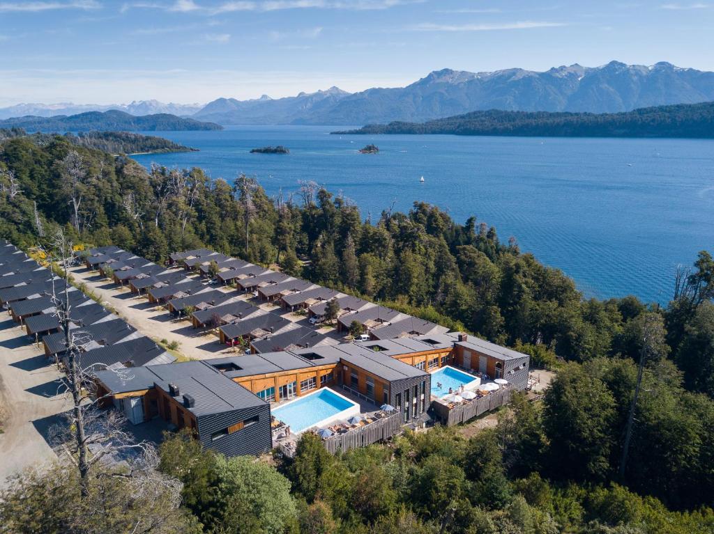 een luchtzicht op een resort met een meer bij Montaña Resort in Villa La Angostura