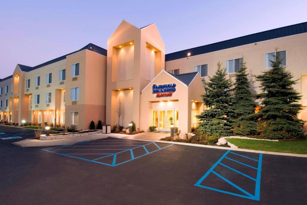 een weergave van een hotel met een parkeerplaats bij Fairfield Inn & Suites Merrillville in Merrillville